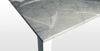 Connie: table bureau design en marbre bleu de savoie, pieds acier laqué blanc et gris brillant